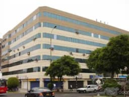 Alquilo Oficina en Av Emilio Cavenecia 225 con 3 ambientes con estacionamiento