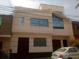 VENDO AMPLIA CASA CON 10 HABITACIONES  1 DEPARTAMENTO CON JACUZZI EN INDEPENDENCIA.