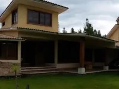 Preciosa y amplia casa de 1650 m² construida con materiales alta calidad