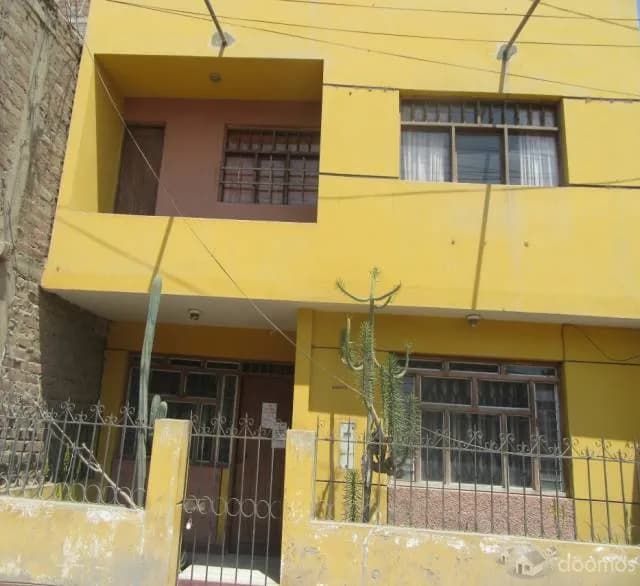 VENDO AMPLIA CASA EN ZONA COMERCIAL — foto 2