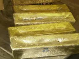 Barras de oro en la multitud para la venta