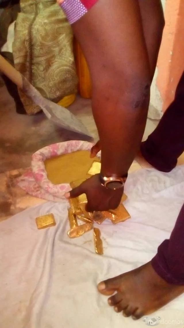 Barras de oro en la multitud para la venta — foto 3