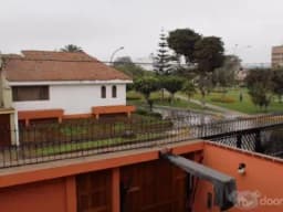HERMOSA CASA AMPLIA FRENTE A PARQUE