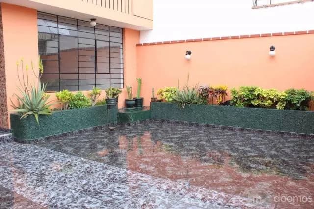 HERMOSA CASA AMPLIA FRENTE A PARQUE — foto 3