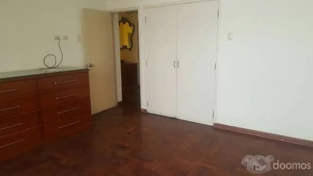 VENTA DE CASA DE DOS PISOS, CON POSIBILIDAD DE CONSTRUIR EN SAN ISIDRO. — foto 1