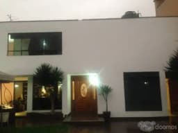 LINDA Y ACOGEDORA CASA EN LA URBANIZACION NEPTUNO(FRENTE AL JOCKEY PLAZA