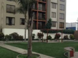 ALQUILER DEPARTAMENTO SEMI AMOBLADO BUENA UBICACIÓN PRIMER PISO EN CONDOMINIO CON PARQUE PRIVADO