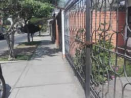 OCASION CASA PARA REMODELAR !!! EN SURCO CERCA AL POLO
