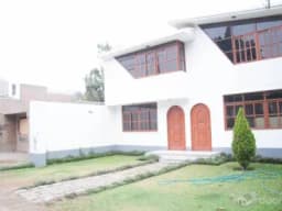 Casa De 2 Pisos En Condominio Privado Con Piscina