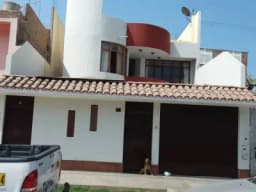 Casa de 2 pisos, primer piso: estacionamiento, sala comedor, estudio, dos baños, cocina, lavandería, dos dormitorios, dos terrazas