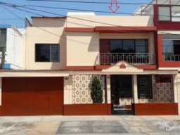 Hermosa Casa Gde. frente a Parque de 200 m² c/Vigilancia
