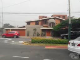 VENDO HERMOSA CASA  AV. CASUARINAS SURCO