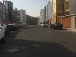 ALQUILO HABITACIONES SOLO CHICAS  EN HERMOSO DEPA-SURCO LIMITE CON CHORRILLOS  FRENTE REAL PLAZA 1ER PISO 120M2