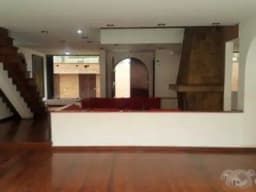 VENDO AMPLIA CASA EN AV. LA FONTANA DE LA MOLINA!!