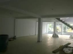 LOCAL DE ESTRENO FRENTE HOSPITAL CAYETANO HEREDIA 150 M2