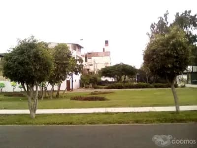 VENTA CASA 3 PISOS+AZOTEA, FRENTE A PARQUE, VIVE EN BUENA ZONA DE SUR