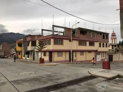 SE VENDE CASA EN HUARAZ- EN ESQUINA A TRES CUADRAS DE LA PLAZA DE ARMAS