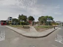 Vendo Casa en San Martín De Porres, 3 pisos frente a parque.