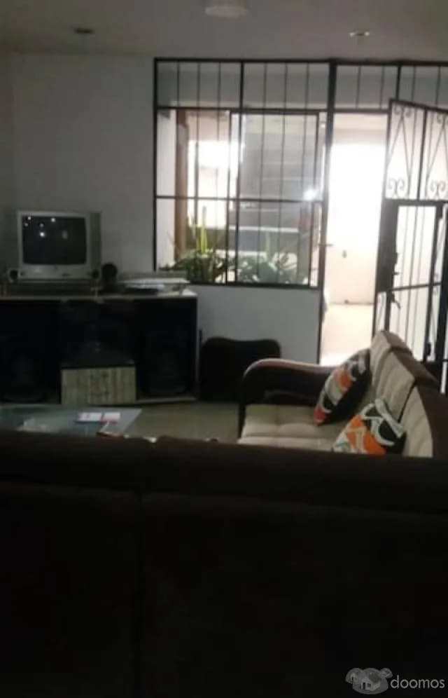venta de casa de 3pisos con local comercial (944410127) — foto 1
