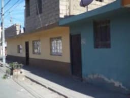 CASA ESQUINA  MRCADILLO BOLOGNESI A UNA QUADRA