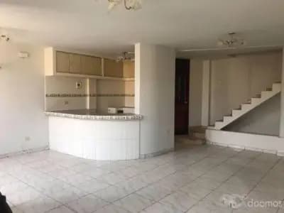 VENDO CASA DE 4 PISOS CON LOCAL COMERCIAL
