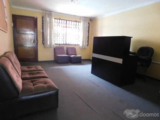 VENTA DE CASA A MEDIA CUADRA DE LA AVENIDA COMERCIAL CANEVARO — foto 2