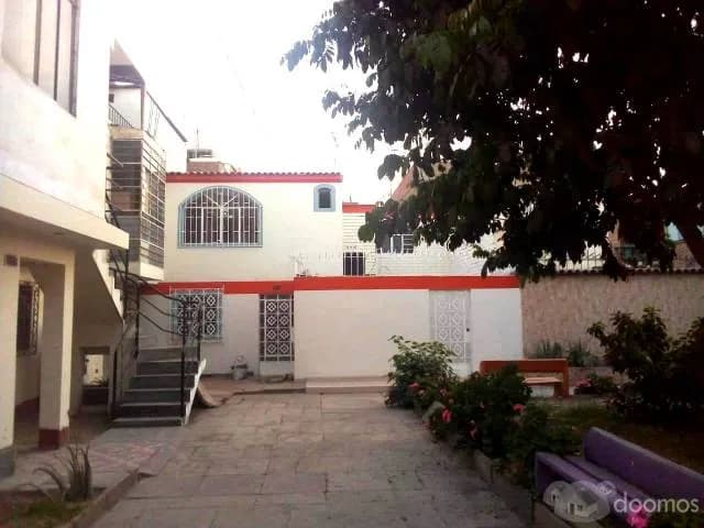 BAJÓ DE PRECIO!!!!  CASA 2 PISOS FRENTE A PARQUE. — foto 1