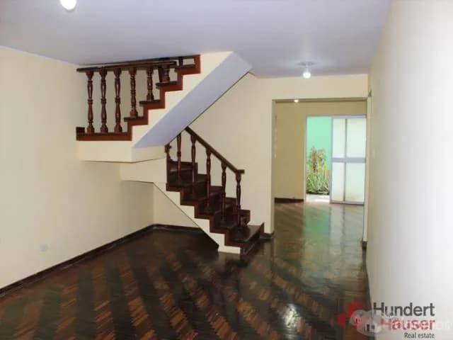 Vendo Casa amplia con Jardín — foto 1