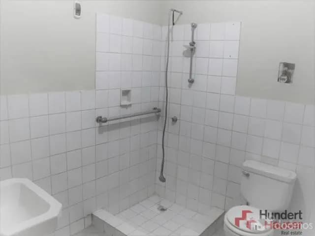 Vendo Casa amplia con Jardín — foto 3