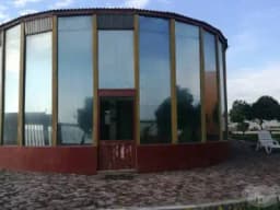 Conjunto de 3 casas con piscina y acceso privado a la playa