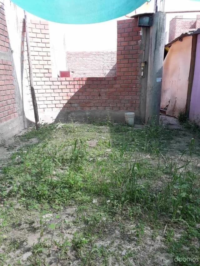 Venta de Terreno de 120 m2 en Characato con Construcción de Paredes Sin Techo — foto 1