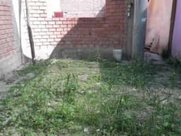 Venta de Terreno de 120 m2 en Characato con Construcción de Paredes Sin Techo