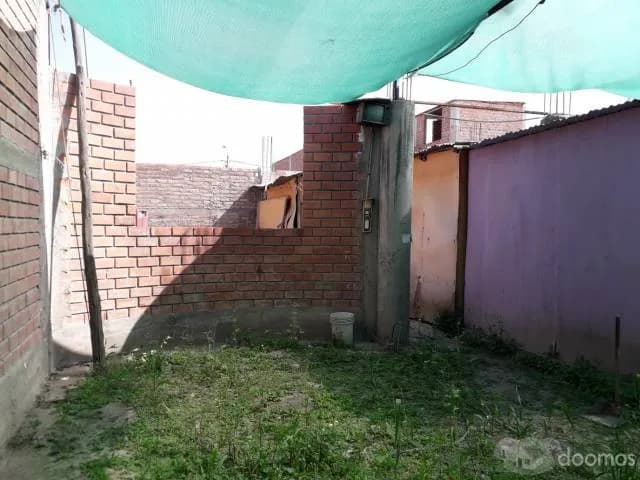 Venta de Terreno de 120 m2 en Characato con Construcción de Paredes Sin Techo — foto 2