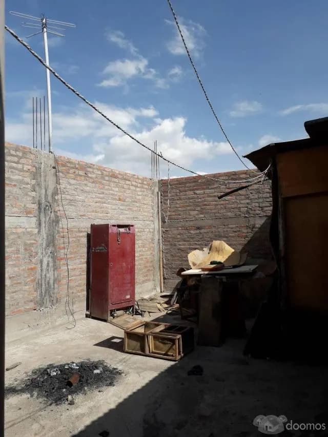 Venta de Terreno de 120 m2 en Characato con Construcción de Paredes Sin Techo — foto 6