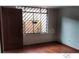 ALQUILO LINDA CASA EN PRIMER PISO CON COCHERA
