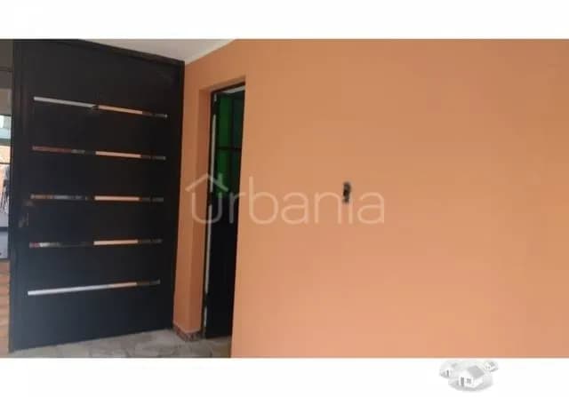 ALQUILO LINDA CASA EN PRIMER PISO CON COCHERA — foto 5