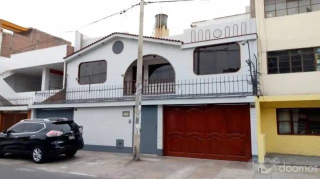 CASA CON AMPLIO AMBIENTES Y ALMACENES ( PARA NEGOCIO) — foto 1