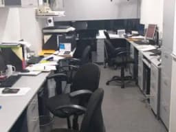 Alquiler de oficina para empresas y/o consultorios médicos  en edificio empresarial