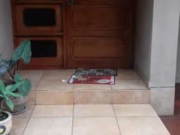 VENDO CASA DE DOS PISOS DOS COCHERAS 4 DORMITORIOS MAS UN CUARTO DE SERV CON BAÑO Y JARDIN INTERIOR