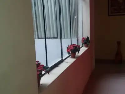 Habitacion con baño compartidos viven 3 personas