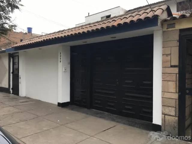 Alquilo Casa de dos pisos con cochera amplia — foto 1
