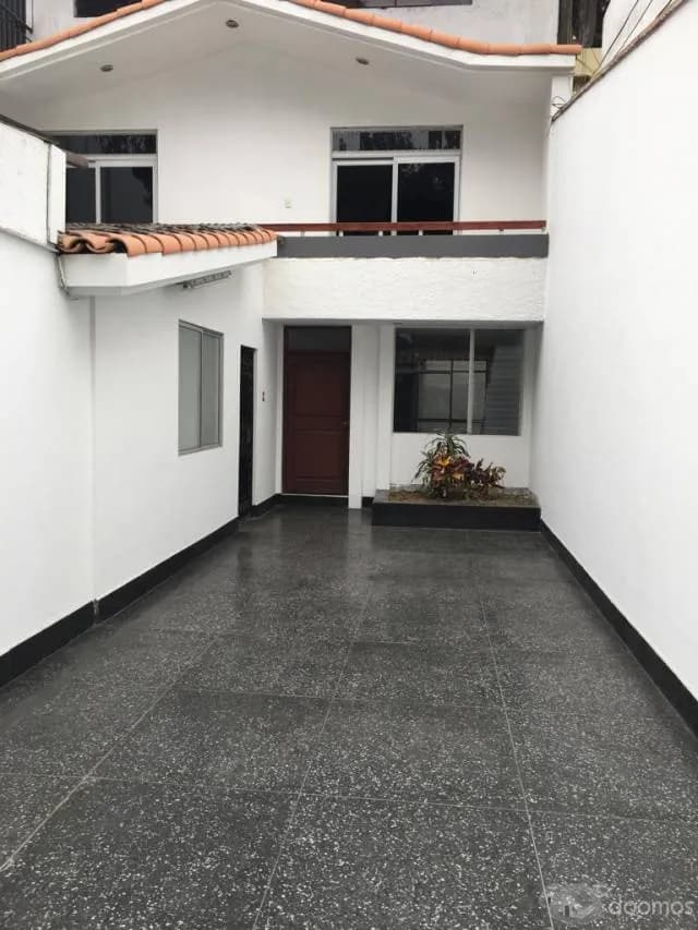 Alquilo Casa de dos pisos con cochera amplia — foto 4