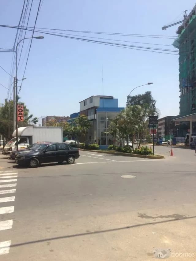 REMATO CASA COMO TERRENO PARA USO COMERCIAL — foto 3