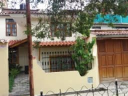 Casa en venta con jardín y cochera en urb. Cajamarca: 9 habitaciones, 4 cuartos de baño.