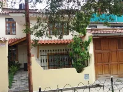 Casa en venta con jardín y cochera en urb. Cajamarca: 9 habitaciones, 4 cuartos de baño.