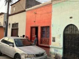 Casa antigua con documentación en regla en Sunarp y Municipalidad. 67 m2 de terreno con todos los servicios.