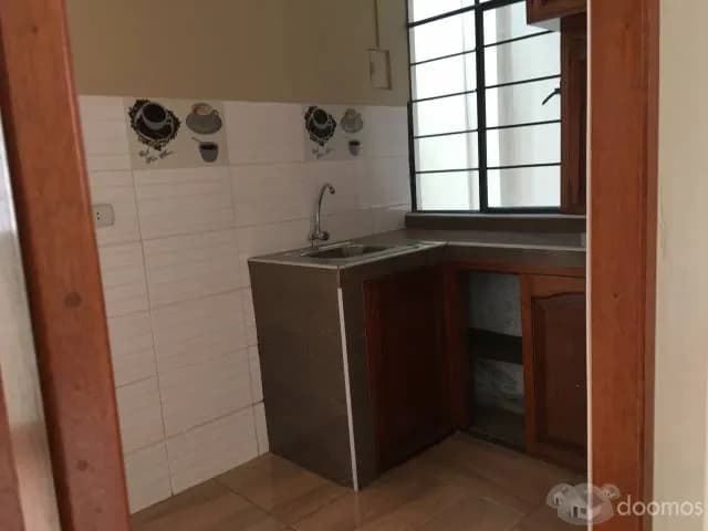 SE VENDE CASA DE 2 PISOS EN LOS OLIVOS — foto 2