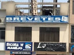 INMUEBLE EN CDRA. 10 CARLOS IZAGUIRRE DE 3 PISOS CON 02 LOCALES COMERCIALES Y 01 MINIDEPARTAMENTO - LOS OLIVOS
