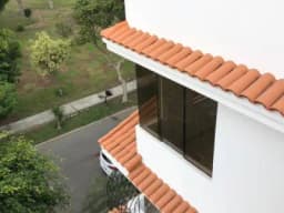 CASA DE 4 PISOS FRENTE A PARQUE EN SURCO