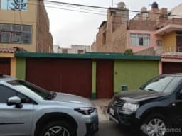 CASA EN VENTA FRENTE A PARQUE. GRAN OPORTUNIDAD!